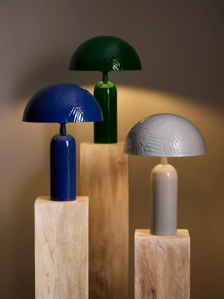 Carter 45cm Groente tafellamp Van PR Home - Carter is gemaakt van metaal met een glanzende groene afwerking, de kap heeft een diameter van 31 cm en is voorzien van een decoratief gehamerd patroon.