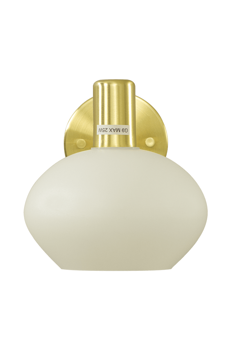 Elba Ø15 Mat messing badkamerlamp Van Aneta Lighting - Deze wandlamp is gemaakt van metaal en heeft een elegant design met een opaalwitte glazen kap die zacht en aangenaam licht verspreidt.