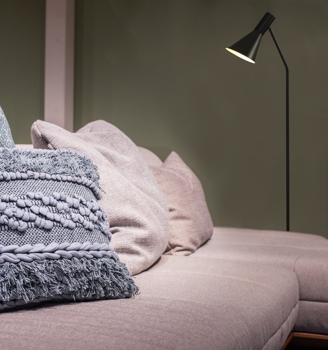 Ceres Zwart vloerlamp Van Aneta Lighting - De CERES vloerlamp heeft een stijlvol en tijdloos design met rechte en strakke lijnen.