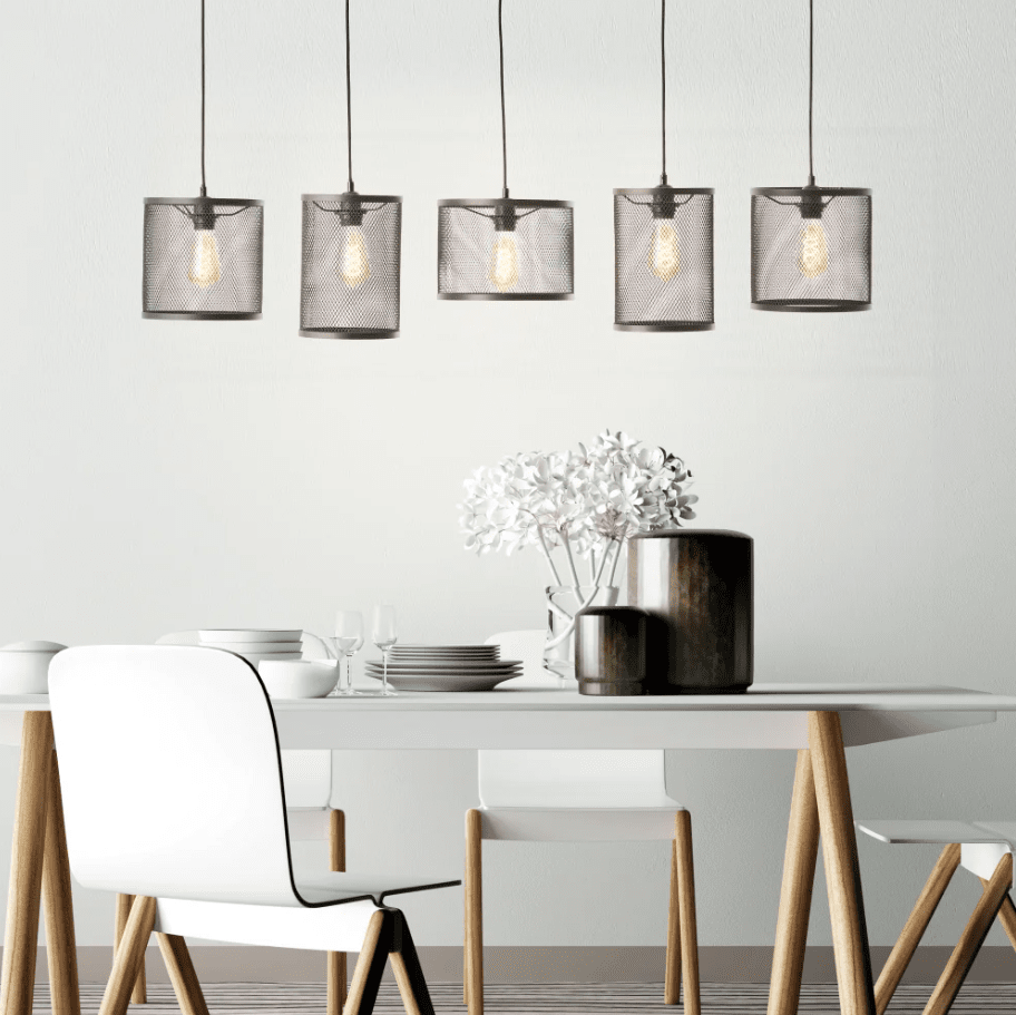 Maze 130cm Zwart hanglamp Van Brilliant - De vijf kappen in verschillende hoogtes (22-25 cm) van gaas geven de kamer een industri&euml;le uitstraling.