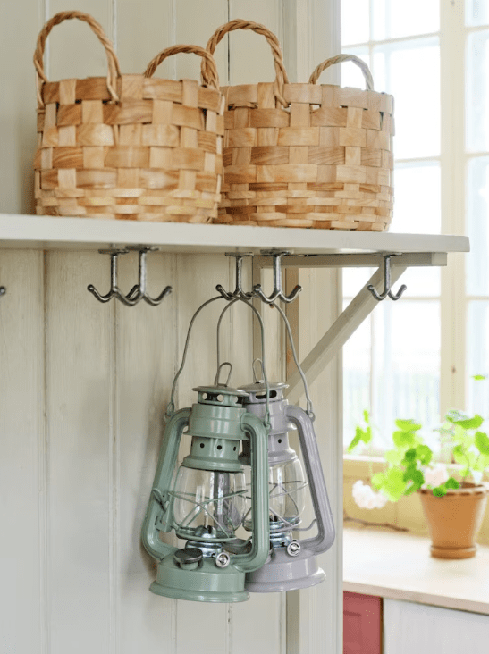 Storm Lantern small Beige Van Strömshaga - Een lantaarn in een klassiek design die perfect past in het huisje, op het terras of in de tuin.