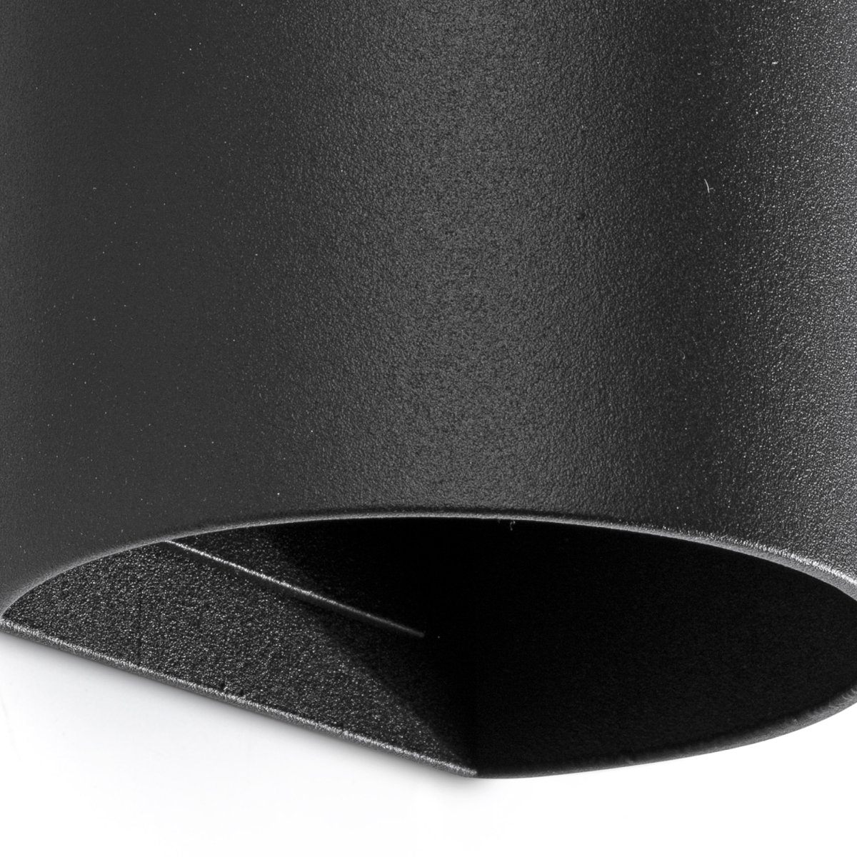 Sole 15cm Zwart wandlamp Van Faro Barcelona - Sole is een compacte, ronde wandlamp met een zwarte afwerking die functie en vorm op een elegante manier combineert.