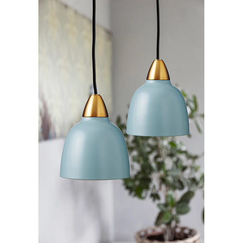 Urban Mini Ø15 Blauw hanglamp Van Superliving - Ondanks zijn kleinere formaat verspreidt de Urban Mini een indrukwekkende lichtspreiding en is hij zowel geschikt voor boven het aanrecht als voor in een gezellige leeshoek.