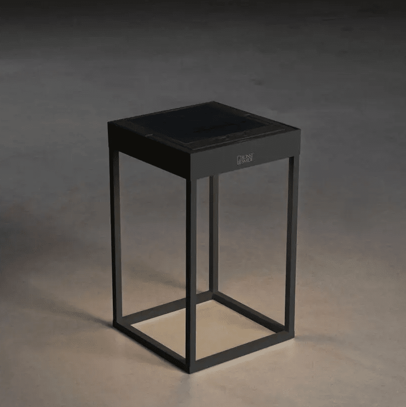 Portofino 30cm Zwart solarlamp Van Konstsmide - De lamp wordt opgeladen met het zonnepaneel op 20 uur of met de meegeleverde USB-C-kabel op 6 uur.