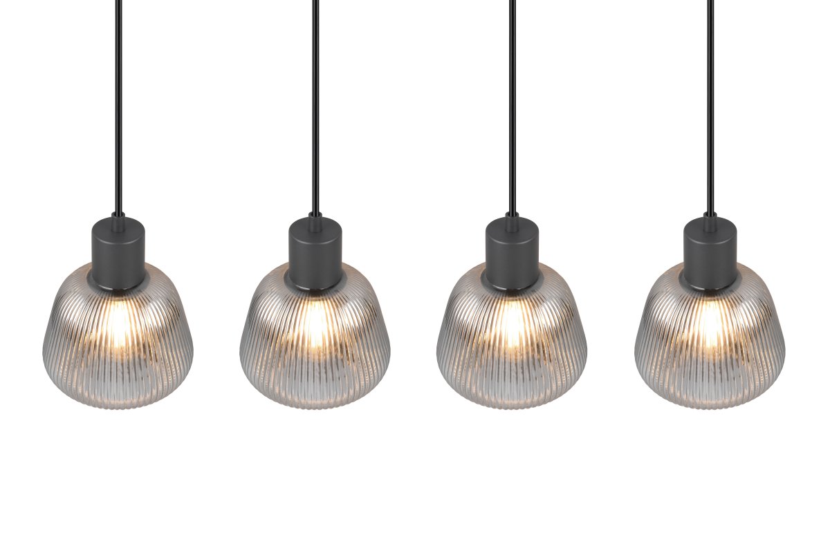 Tarifa 90cm Rookgrijs hanglamp Van Trio Lighting - Het matzwarte metaal en de vier rookgrijze glazen geven de kamer een verfijnde en tijdloze uitstraling.