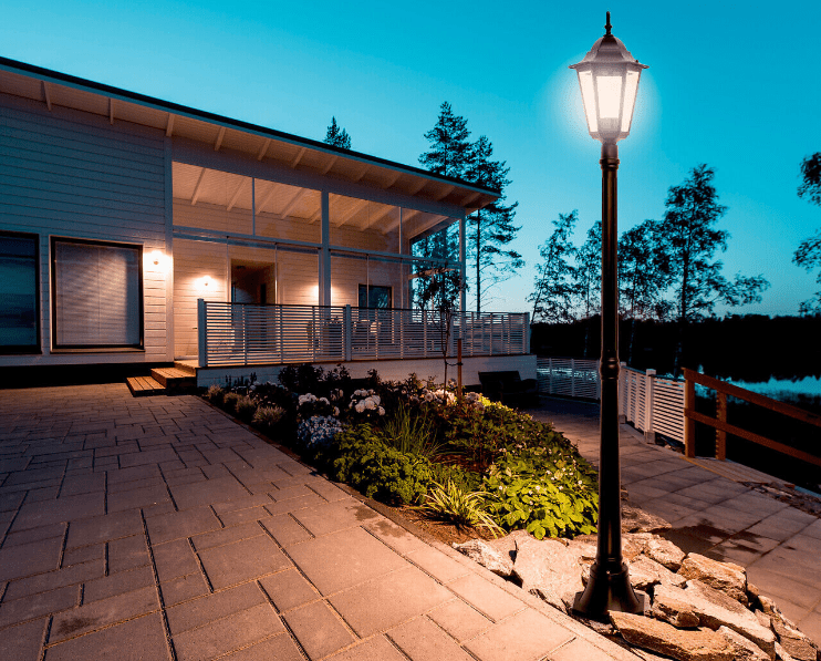 Kartano 175cm Zwart lantaarnpaal Van Airam - Met de lantaarnpaal Kartano cre&euml;ert u een ouderwets gevoel.