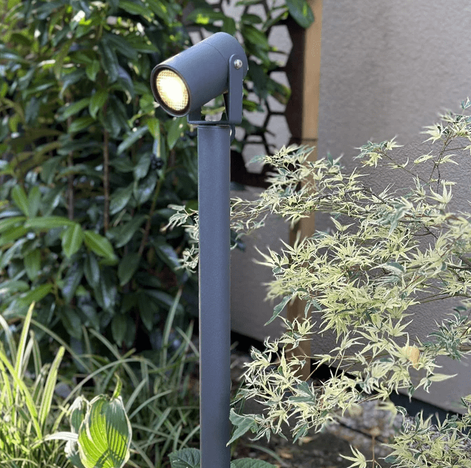 Luna65 Donkergrijs Van Lightson - &nbsp;Under vinterhalv&aring;ret n&auml;r sn&ouml;n t&auml;cker marken &auml;r Luna 65 ett utm&auml;rkt alternativ, eftersom den d&aring; kommer upp ovanf&ouml;r sn&ouml;t&auml;cket och skapar en magisk st&auml;mning i vinterlandskapet.