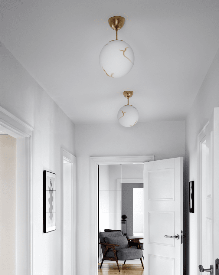 Bellagio Ø25 Messing plafondlamp Van By Rydéns - Het unieke patroon van het glas in combinatie met de messing details zorgt voor een tijdloze look die zowel in moderne als in meer klassieke interieurs past.