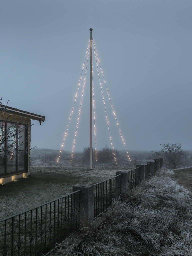Verlichting Voor Vlaggenmast Warm White 8m Zwart Van Konstsmide - Vlaggenmastsnoer met 5 lussen en 100 matwitte, warmwitte LED-lampjes die een elegant, winters licht creëren.