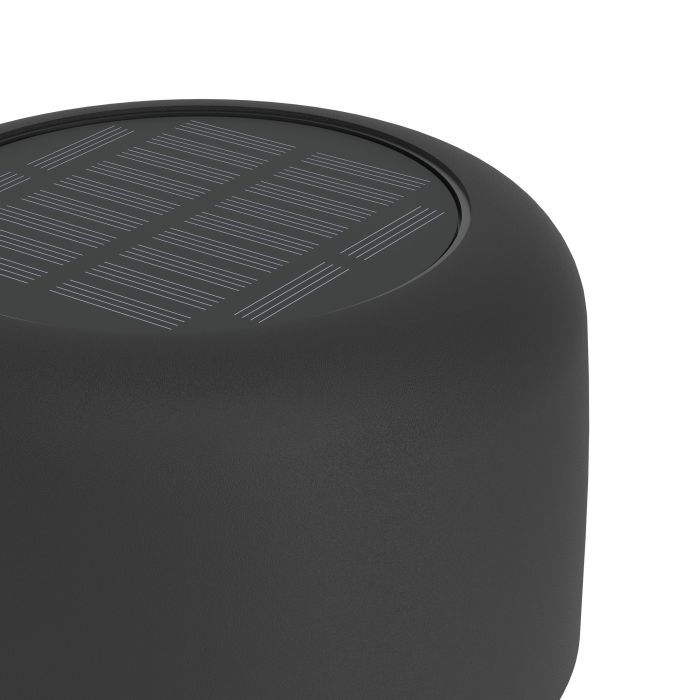 Roccanova 30cm Zwart solarlamp Van Eglo - De lamp laadt u eenvoudig op via het zonnepaneel of de meegeleverde USB-kabel en beschikt over een touchdimmer met drie helderheidsniveaus, waarmee u de verlichting naar wens kunt aanpassen.