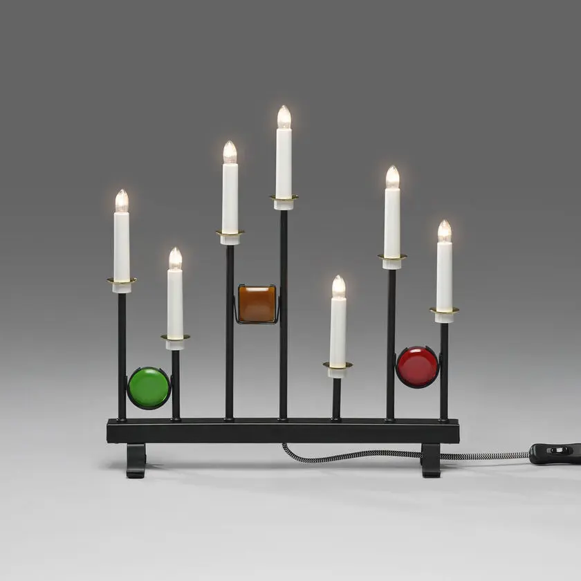 Candelabra 7 Lights Zwart Van Konstsmide - De zeven kaarsen zijn omlijst met decoratieve gekleurde glazen details in groen, rood en amber, waardoor een elegante en feestelijke sfeer ontstaat.
