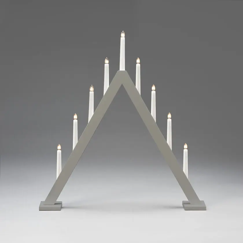Candelabra 9 Lights Grijs Van Konstsmide - De klassieke piramidevorm wordt gecombineerd met een minimalistisch design, waardoor het een perfect interieurdetail is in zowel traditionele als moderne woningen.