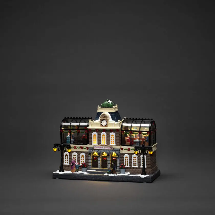 Mechanische Kerstdecoratie Met Treinstation 25cm Veelkleurig Van Konstsmide - Geweldig treinstation met bewegende figuren, 15 warmwitte ledlampjes en ingebouwde kerstmuziek die je kerstdorp tot leven brengt.