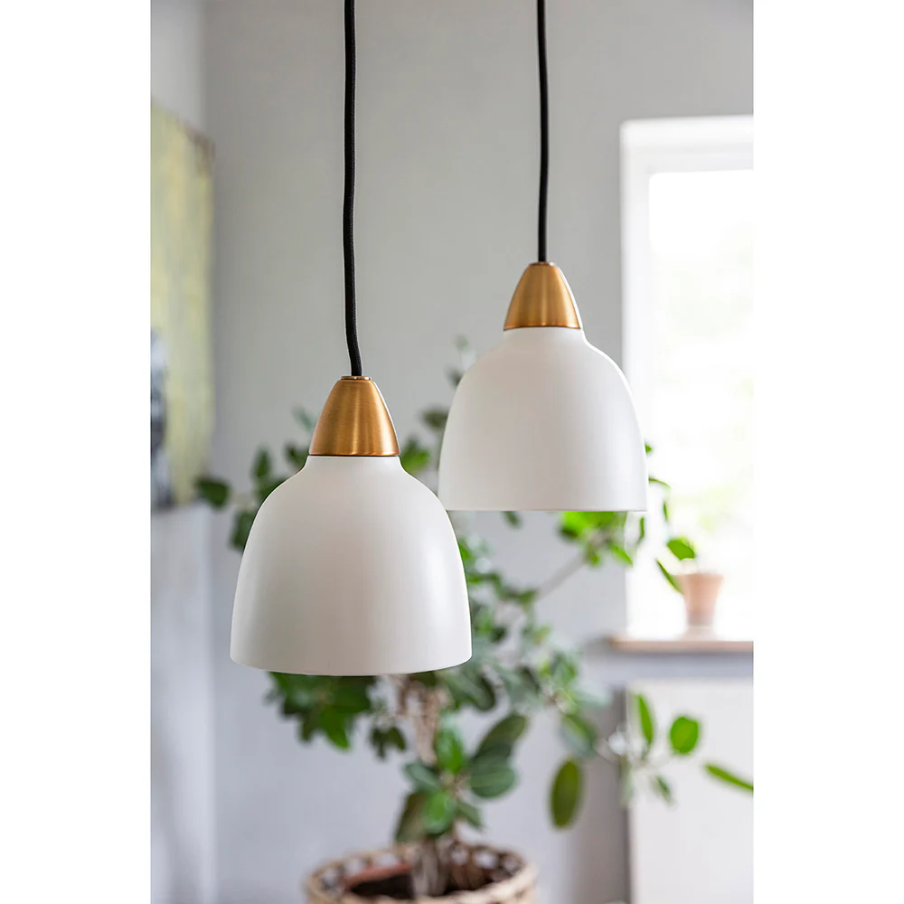 Urban Mini Ø15 Wit hanglamp Van Superliving - Ondanks zijn kleinere formaat verspreidt de Urban Mini een indrukwekkende lichtspreiding en is hij zowel geschikt voor boven het aanrecht als voor in een gezellige leeshoek.