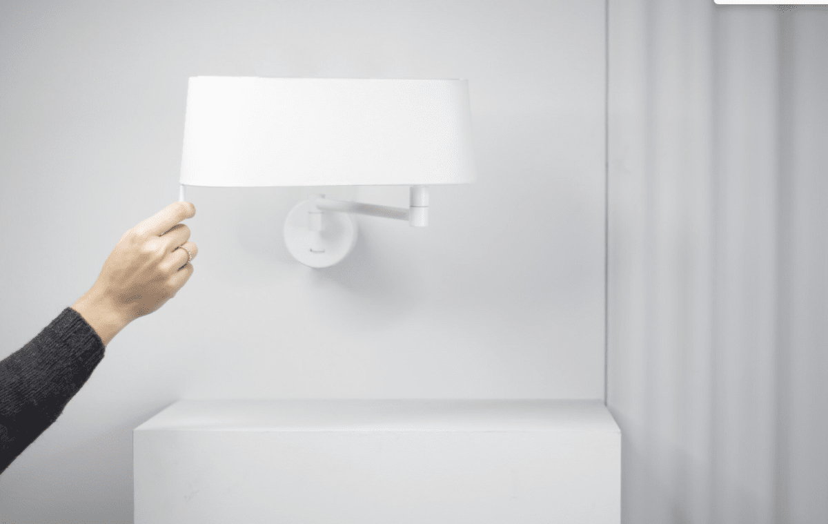 Desliz 52cm Wit wandlamp Van Faro Barcelona - DESLIZ kenmerkt zich door de scharnierende arm in de structuur, waardoor het lichtpunt verplaatst en aangepast kan worden aan verschillende behoeften.