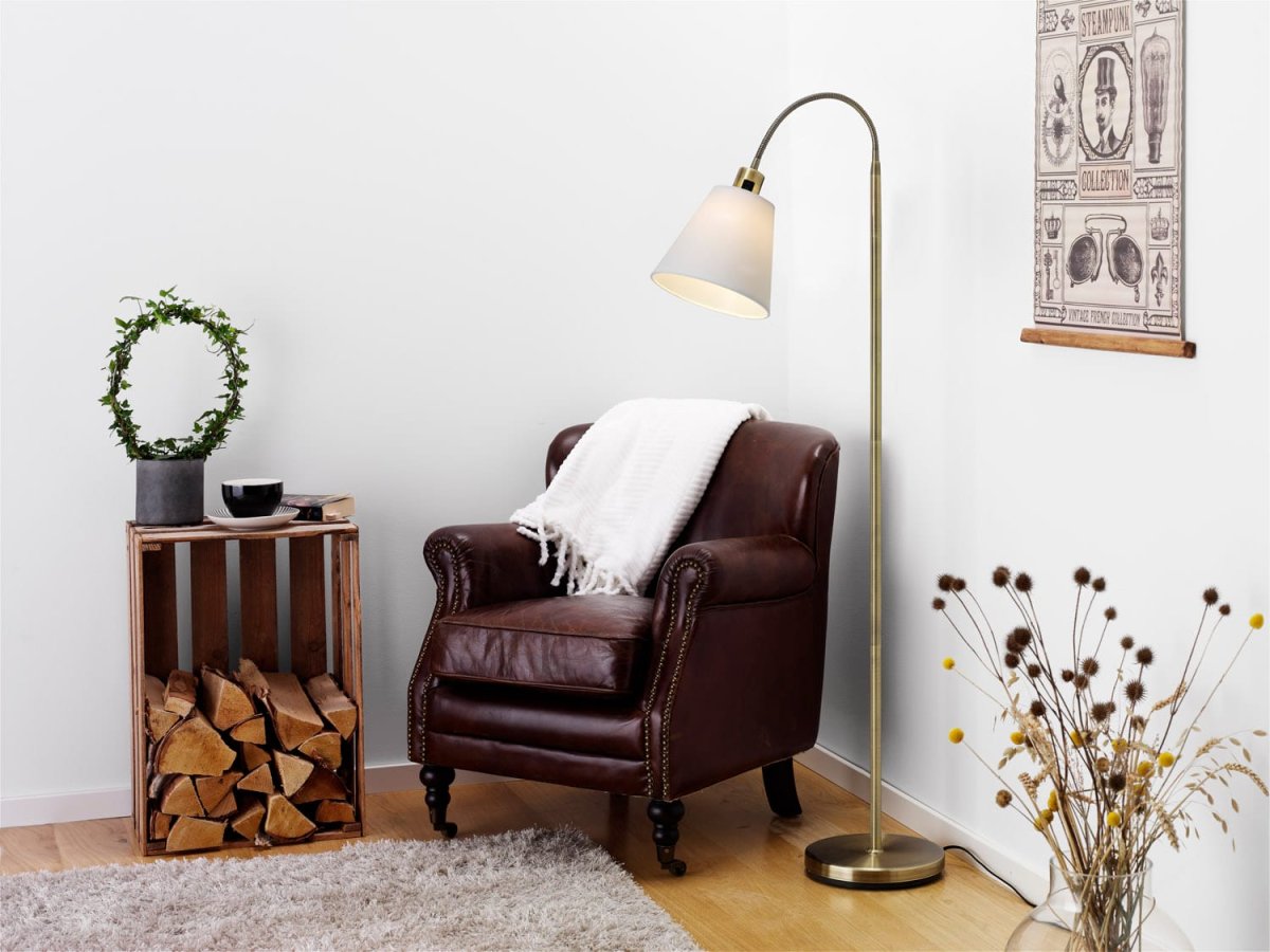 Solo Antiek messing vloerlamp Van Cottex - De Solo vloerlamp in antiek messing is verkrijgbaar met witte en zwarte textielkappen voor een persoonlijke stijl.