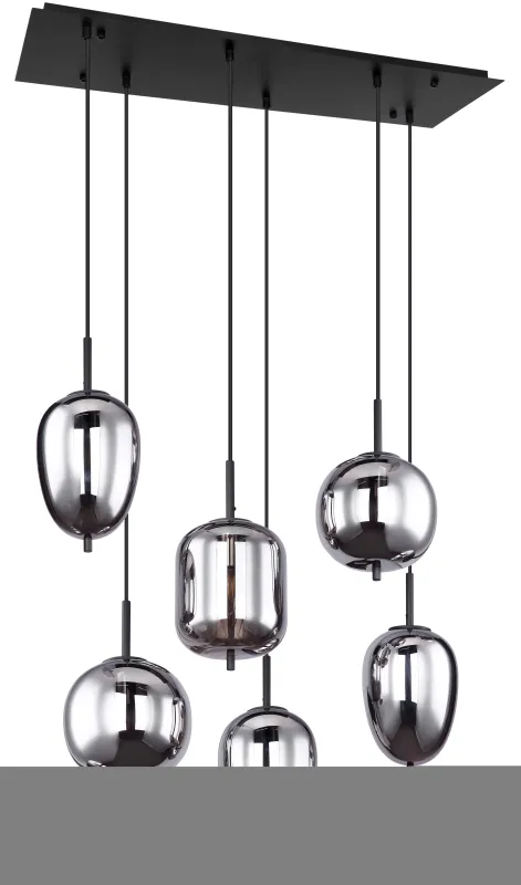 Blacky 80cm Zwart hanglamp Van Globo Lighting - Lampan &auml;r tillverkad av svart metall och best&aring;r av sex r&ouml;kf&auml;rgade glasglober i olika former, var och en upph&auml;ngda i svarta kablar fr&aring;n taket.