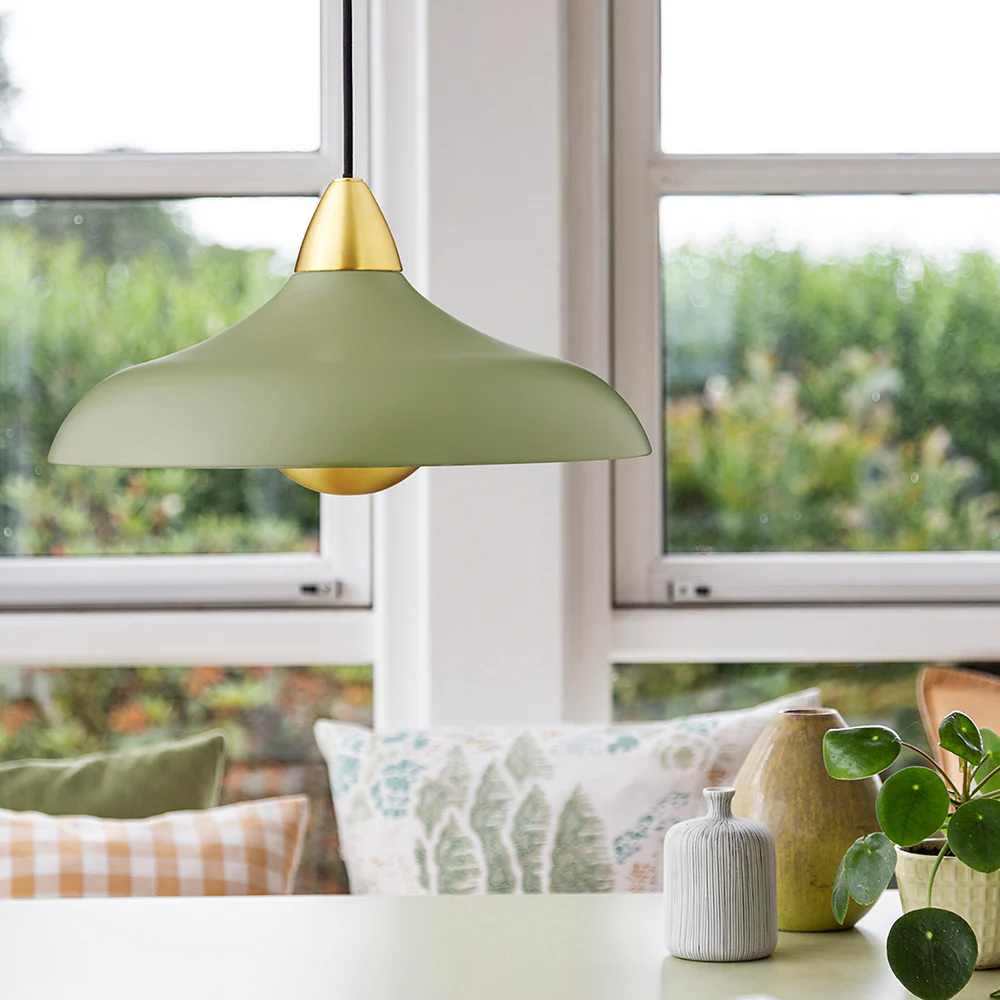 Urban Wide Ø36 Olijfgroen hanglamp Van Superliving - Ideaal om uw huis een moderne touch te geven met een vleugje tijdloze elegantie.