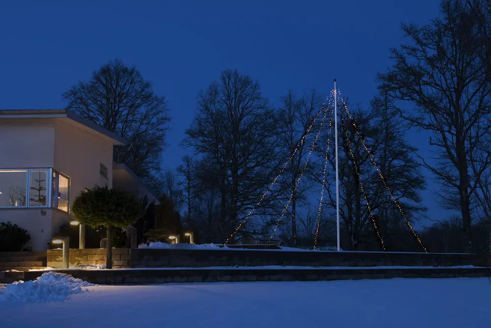 Verlichting Voor Vlaggenmast Warm White10m Zwart Van Konstsmide - Vlaggenmastlus met 5 lussen en 100 LED-lampjes in warm wit licht &ndash; Ideaal voor het creëren van een schitterende kerstboom in de tuin.