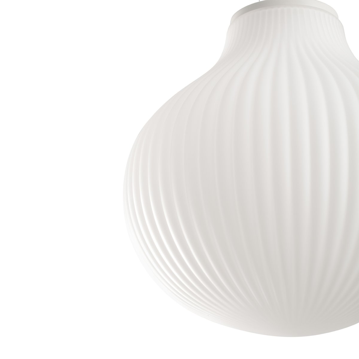 Isabelle Ø40 Wit hanglamp Van Faro Barcelona - Het opaalwitte glas verspreidt een warm en aangenaam licht, terwijl het oppervlak met schaduwen speelt en een levendige uitstraling cre&euml;ert.