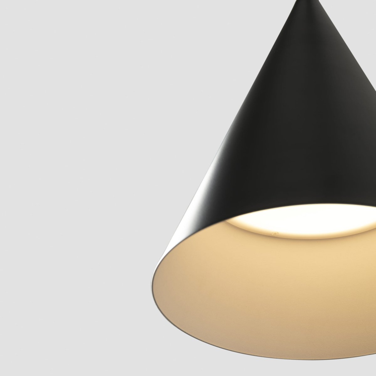 Lina Ø24 Zwart hanglamp Van Faro Barcelona - Het stijlvolle design past perfect in omgevingen waar u verfijnde maar ingetogen verlichting wenst - ideaal boven tafels, keukens of in moderne lounges.
