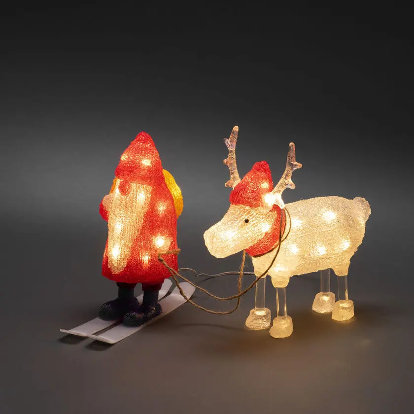 Tomte med ren akryl ROOD Van Konstsmide - Met 40 warmwitte ledlampjes en details zoals ski's en een kerstmuts, verspreiden de figuren zowel humor als kerstsfeer.