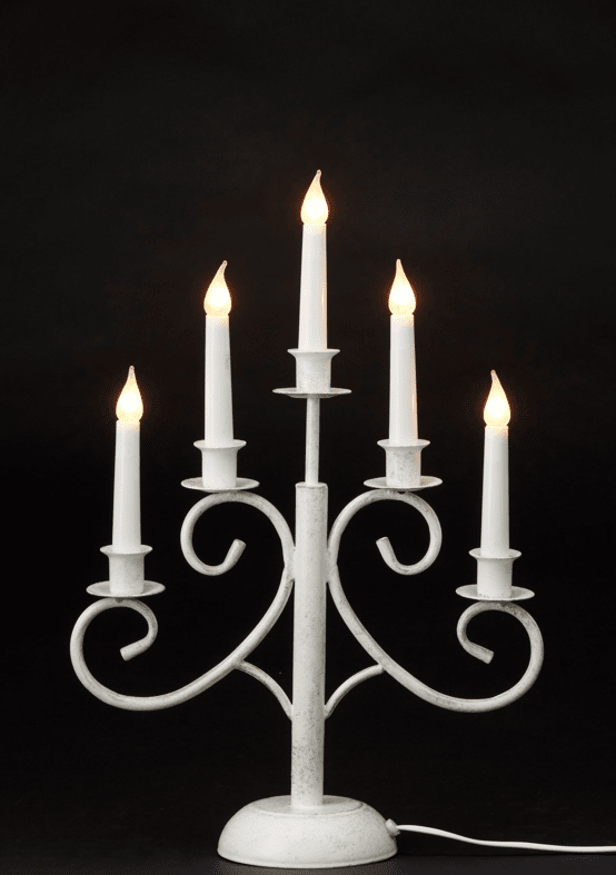Smide 5 Wit Van Pixie Design - Deze smeedijzeren kandelaar met 5 armen in de kleur wit is een elegante en klassieke verlichtingsoplossing die een rustieke charme aan uw huis toevoegt.