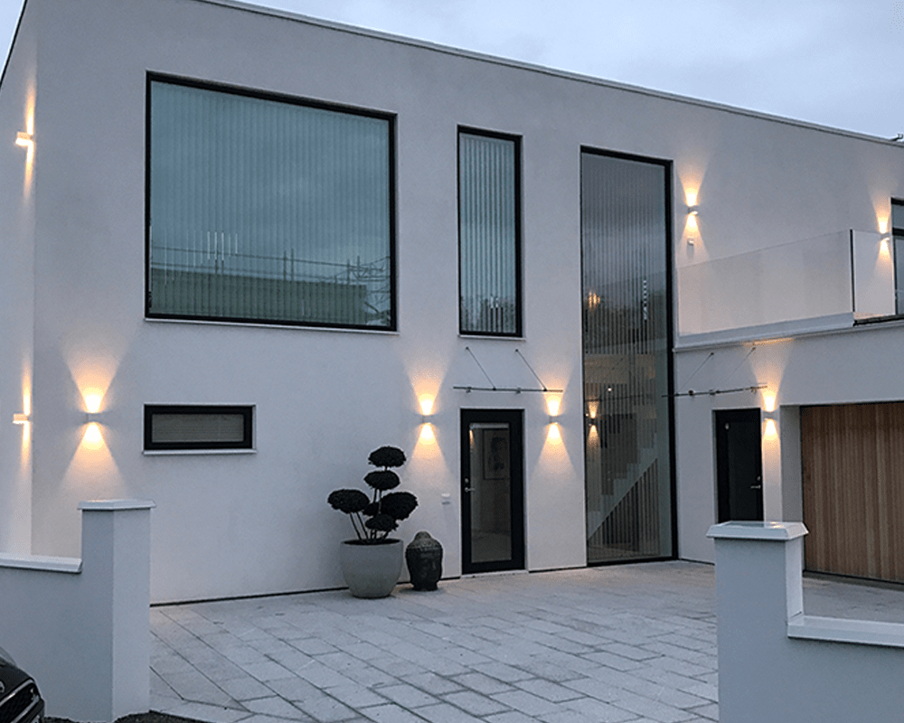 Illusion Box Zwart buitenlamp Van Westal - Geschikt voor zowel binnen- als buitengebruik (IP54-classificatie) en ideaal voor zowel privé- als openbare omgevingen.