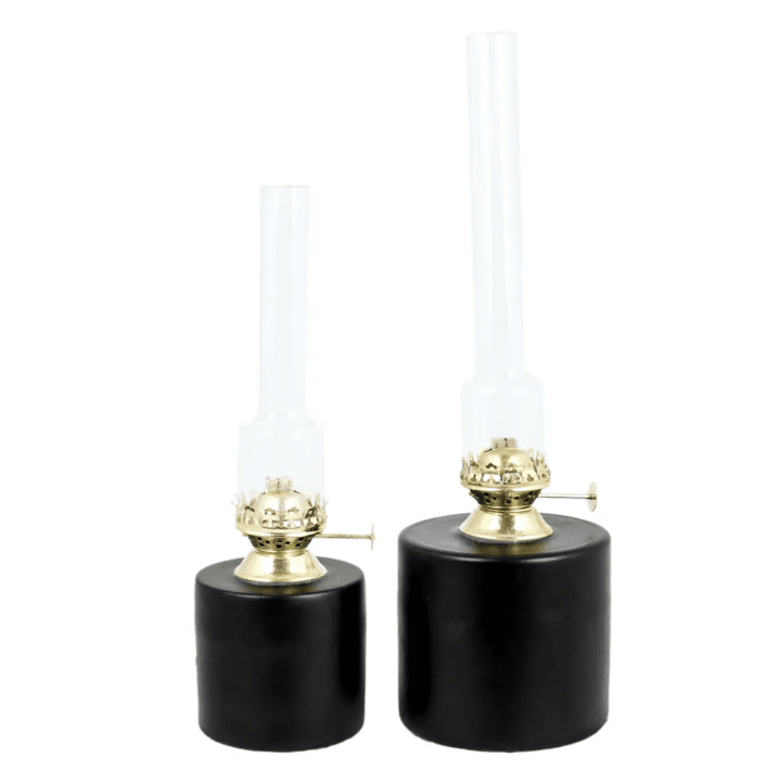 Kerosene Lamp Straight Big Zwart Van Strömshaga - Gebruik voor deze olielamp de lampenolie van Str&ouml;mshaga (artikelnummer 100001), apart verkrijgbaar.