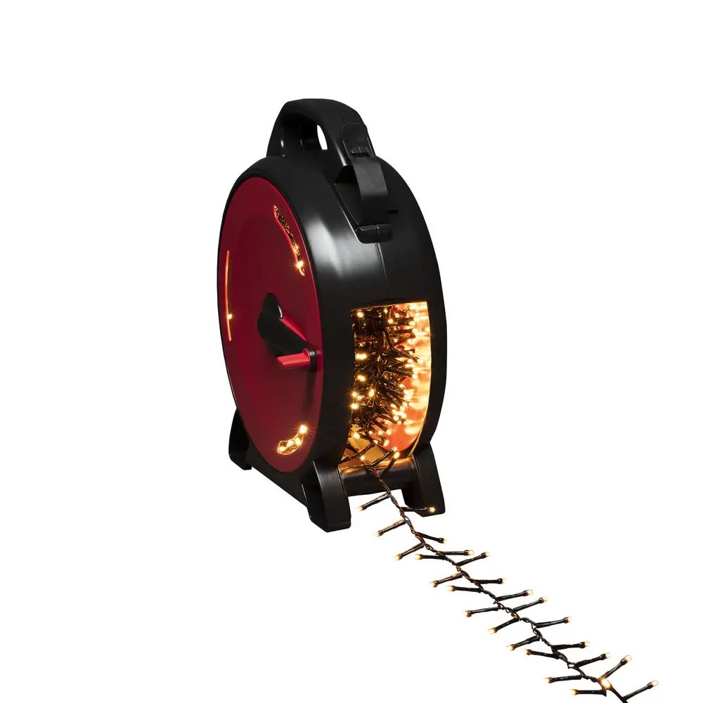Kabelhaspel amber 26m Zwart Van Konstsmide - De Cluster lichtsnoer aan&aring; De kabeltrommel geeft een warme, amberkleurige gloed af en cre&euml;ert een magische sfeer voor alle gelegenheden - van tuinfeestjes tot kerstversiering.