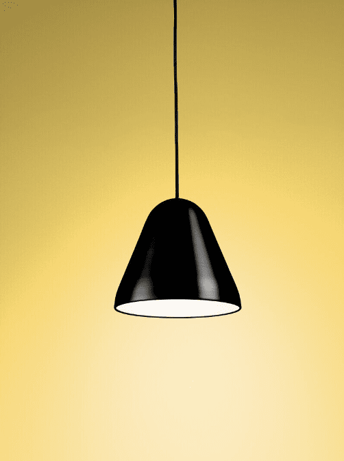 Enna Ø22 Zwart hanglamp Van Airam - De ronde vorm geeft een zachte en moderne uitstraling, terwijl de witte diffuser onder de lampenkap het licht gelijkmatig en sfeervol door de ruimte verspreidt.