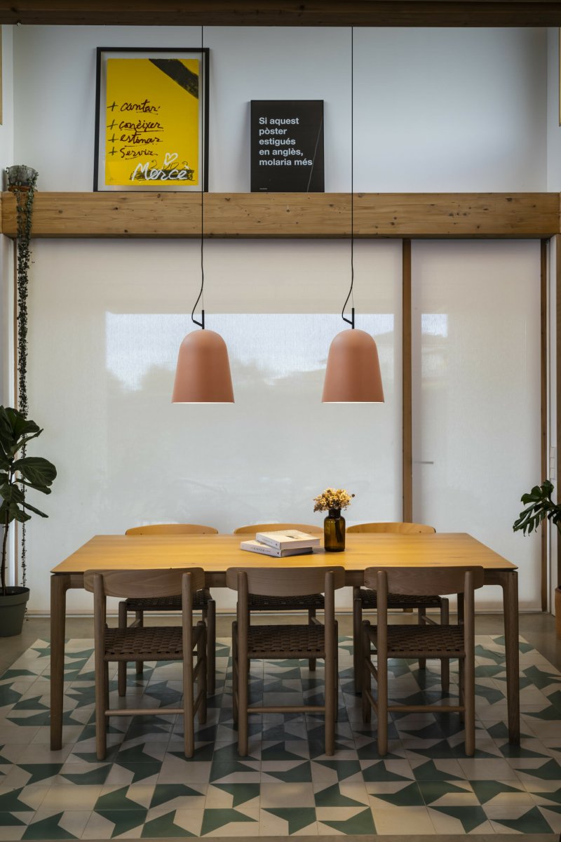 Studio Ø30 Roze hanglamp Van Faro Barcelona - Studio is een elegante hanglamp in roze, ontworpen door Nahtrang met inspiratie uit de klassieke lijnen van de jaren 50 - tijdloze esthetiek in een moderne vintage stijl.