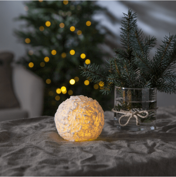 LED Kaars Snowball Wit Van Star Trading - Wassenkaars in de vorm van een sneeuwbal die een warm wit licht verspreidt.