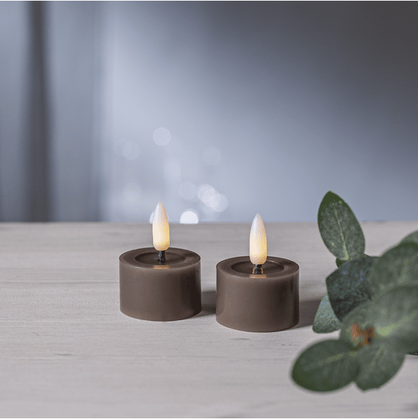 LED Theelichtje Flamme Flow Bruin Van Star Trading - Het heeft een timerfunctie en wanneer de schakelaar aan staat, brandt de verlichting in de timermodus 6 uur aan en 18 uur uit, herhalend.