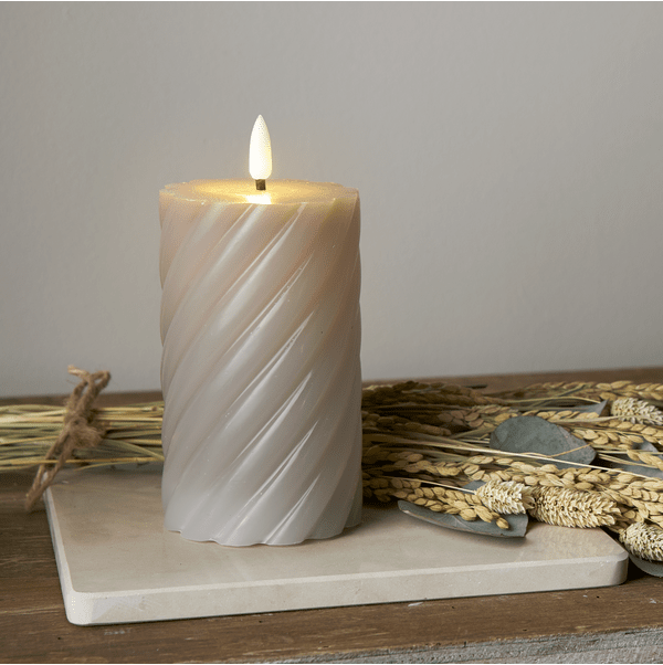 LED Stompkaars Flamme Swirl Grijs Van Star Trading - Twistat grijze waxkaars uit de Flamme serie.