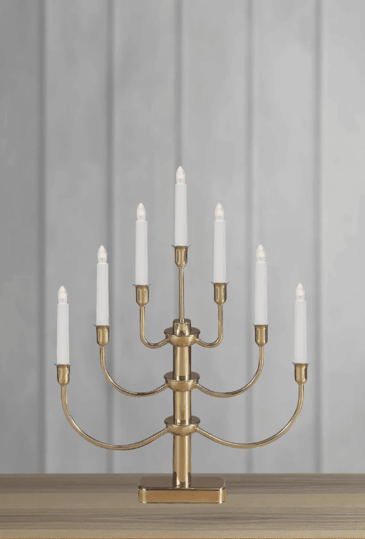 Gylling Goud Van Markslöjd - Gylling heeft een klassieke kerstlook met zijn zeven gouden armen en ronde vormen aan de zijkanten.