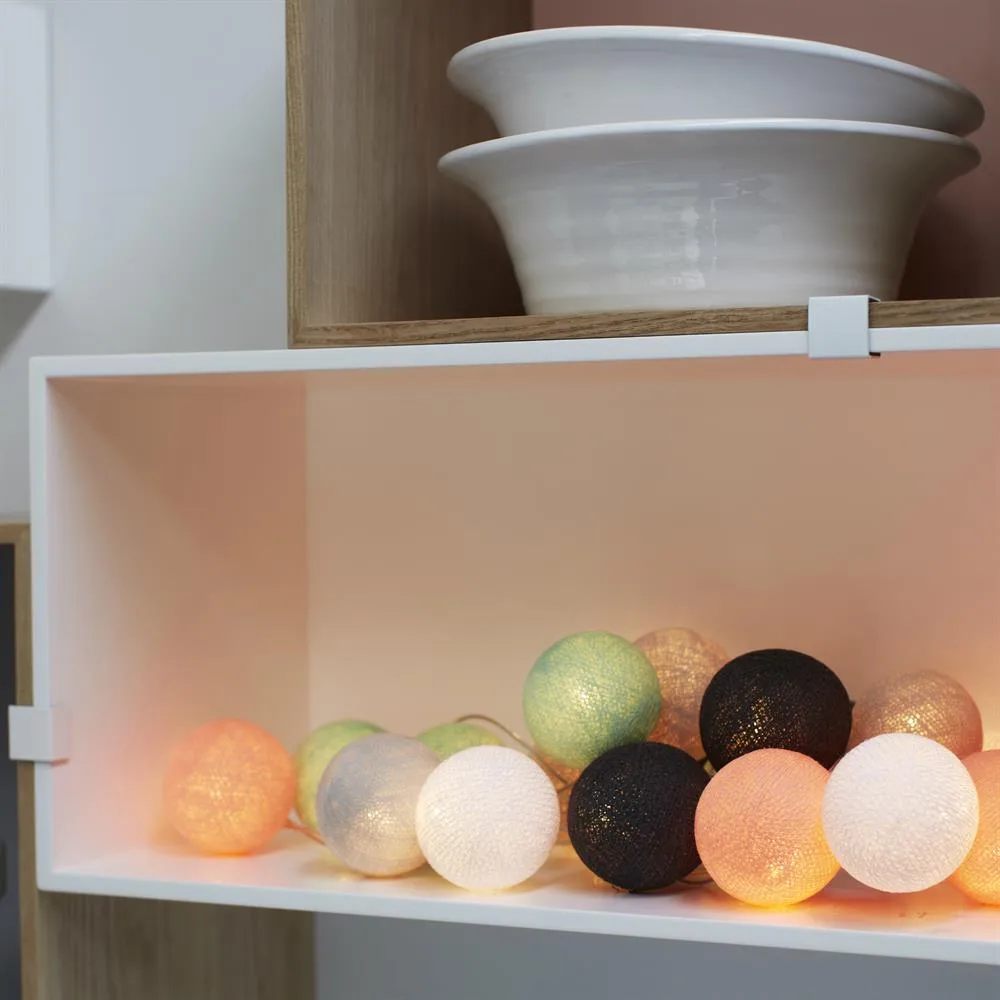 Irislights Endless Summer 20-lights Veelkleurig Van Irislights - De lichtslinger bestaat uit een kunststof snoer met fijne handgemaakte bolletjes van katoen en polyesterdraad die een fijn lichtje laten schijnen wanneer ze gescheurd worden.