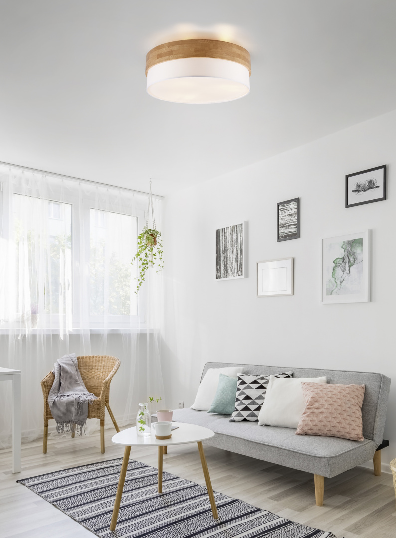 Seasons Ø50 Wit plafondlamp Van Trio Lighting - De Seasons plafondlamp combineert eenvoudige vormen met natuurlijke materialen en cre&euml;ert een harmonieuze en uitnodigende sfeer.