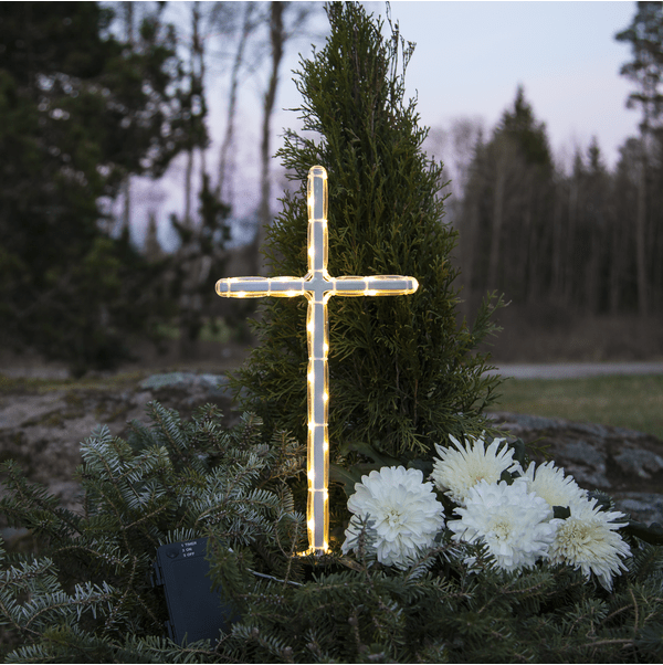 LED Grafkaars GraveCross Wit Van Star Trading - Het kruis werkt op batterijen en dankzij de ingebouwde timerfunctie kunt u eenvoudig instellen wanneer het product moet oplichten (6 uur aan, 18 uur uit, herhalend).