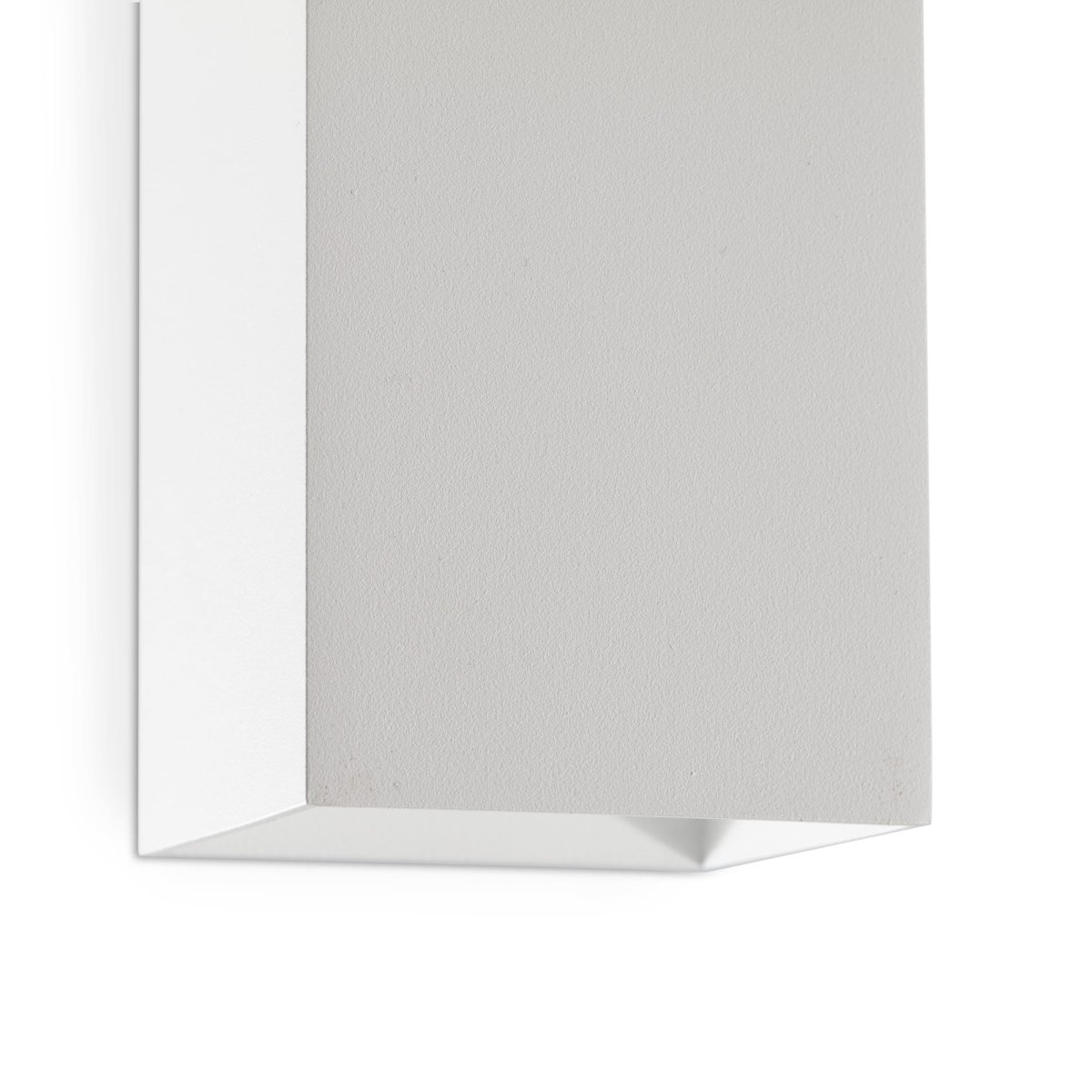Lune 10cm Wit wandlamp Van Faro Barcelona - Lune is een vierkante wandlamp met een matwit oppervlak die perfect past in hallen, corridors en andere doorgangen.