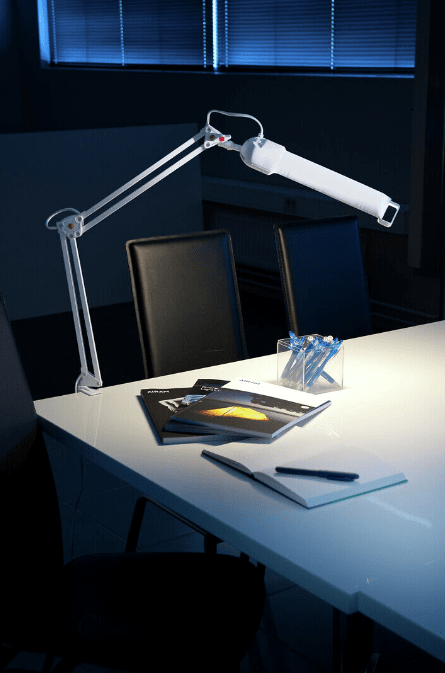 Campus Wit klemlamp Van Airam - De armatuur kan eenvoudig aan het tafelblad of aanrecht worden bevestigd met behulp van de meegeleverde flexibele tafelbevestiging.