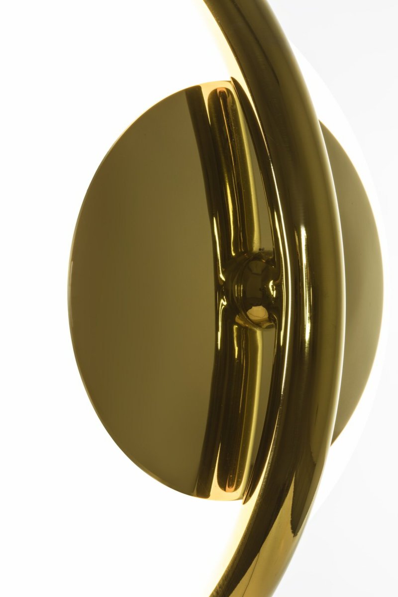 Le Vita Goud vloerlamp Van Faro Barcelona - Deze staande lamp combineert een zachte glazen kap met een fijne, grafische metalen structuur die een luchtige en verfijnde indruk geeft.