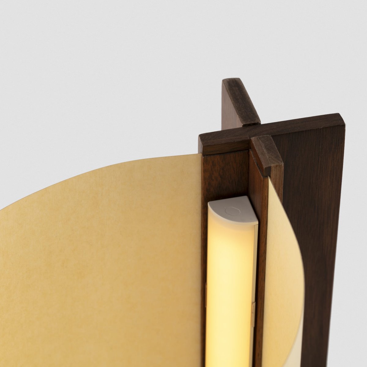 Cata 25cm Okkernoot tafellamp Van Faro Barcelona - De warme ledverlichting (2200K) cre&euml;ert een zachte en gezellige sfeer - perfect om de kamer een harmonieuze gloed te geven.