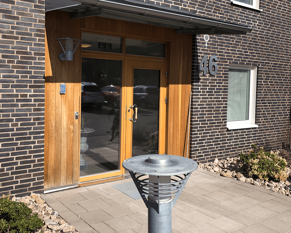 Domsand Gegalvaniseerd staal buitenlamp Van Westal - De Domsand wandlamp is een stijlvol wandarmatuur met een cirkelvormig lichtpatroon, dat verspreid wordt door een cilinder van mat acryl.