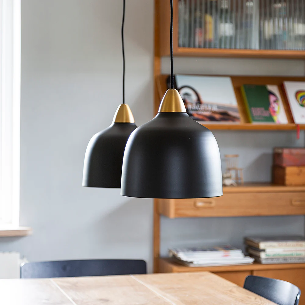 Urban Ø24 Zwart hanglamp Van Superliving - De Urban hanglamp combineert modern design met een luxueuze toets van messing en cre&euml;ert zo een stijlvolle en verfijnde sfeer in uw huis.