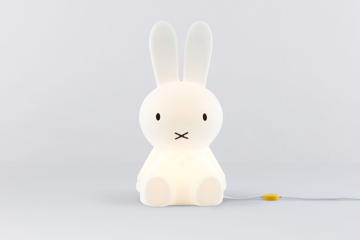 Miffy Star Light Wit kinderlamp Van Mr Maria - Nijntje, bekend en geliefd om haar verhalen en stijlvolle expressie, wordt een uniek en rustgevend detail in de kamer.