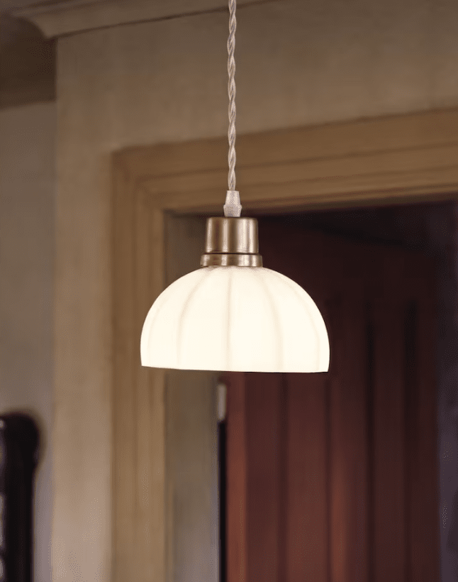 Doris Ø16 Wit hanglamp Van Strömshaga - Omdat de lampen mondgeblazen zijn en gemaakt van gerecycled glas, kunnen er natuurlijke kleurverschillen en kleine vlekjes in het glas voorkomen, zogenaamde "flitsen".