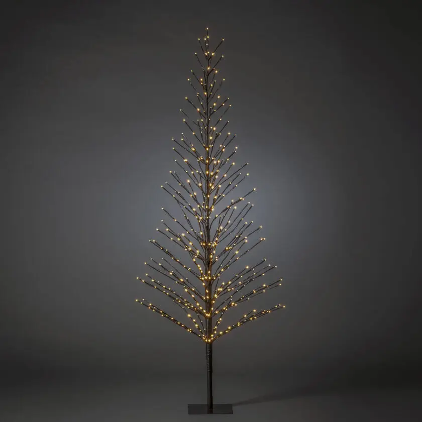 Zwart Hout 210cm Zwart Van Konstsmide - Een elegante, zwarte decoratieve boom die de winter verlicht met 504 warme, amberkleurige LED-lampjes met een vast en vuurvliegeffect.