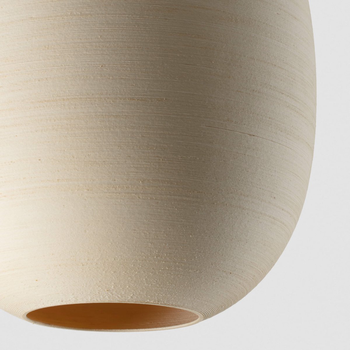 Tierra Ø47 Beige hanglamp Van Faro Barcelona - Tierra 470 is een hanglamp ontworpen door H&eacute;ctor Serrano, gemaakt van 3D-geprint PLA en gerecyclede cellulose van dennenhout - een bioplastic materiaal met een unieke, onregelmatige textuur.