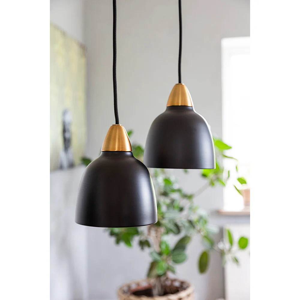 Urban Mini Ø15 Zwart hanglamp Van Superliving - Ondanks zijn kleinere formaat verspreidt de Urban Mini een indrukwekkende lichtspreiding en is hij zowel geschikt voor boven het aanrecht als voor in een gezellige leeshoek.